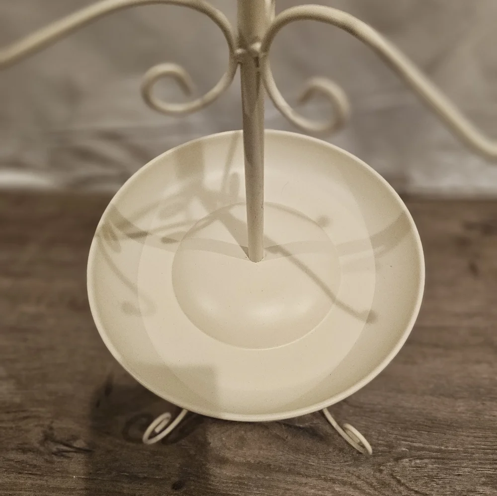 Elegant Cream‎ Jewelry Stand